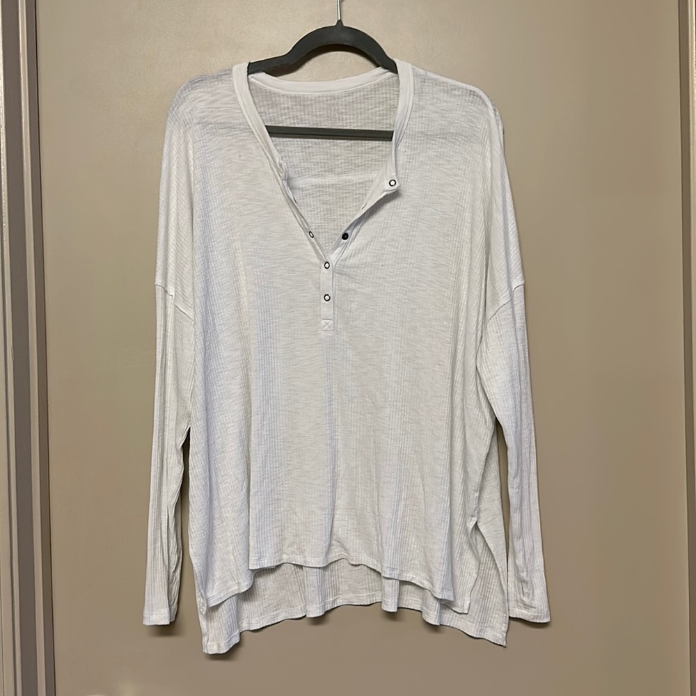 Aerie real soft white ribbed snap Henley distressed hems size large